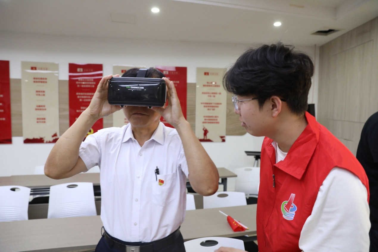 江苏南通：搭建VR展馆讲述红色故事一群“00后”用科技再现历史(图3)
