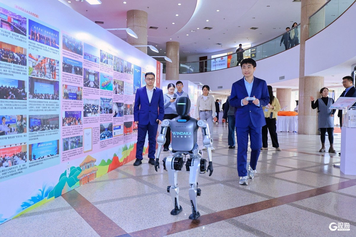 以城市之名致敬企业家！青岛民营经济发展主题图片（实物）展启幕(图3)